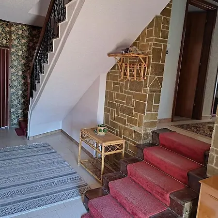 Elenis 190sqmeter With Private Parking And Garden 10min Away From Centre